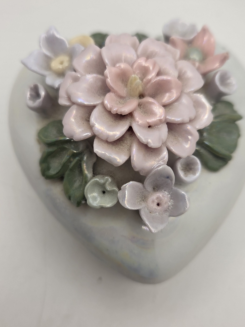 Vintage Iridescent Heart Trinket Box Lusterware Porcelain 3D Sculpted Flower Lid - Picture 4 of 9